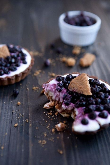 foodphoto violet berries cookie