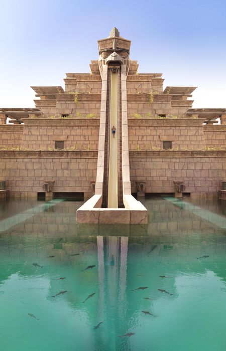 dubai atlantis hotel swimming pool sharks water park leap of faith