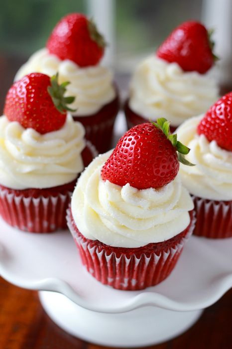 cupcakes dessert cream food photo cake sweet delicious fruit strawberry plate fresh